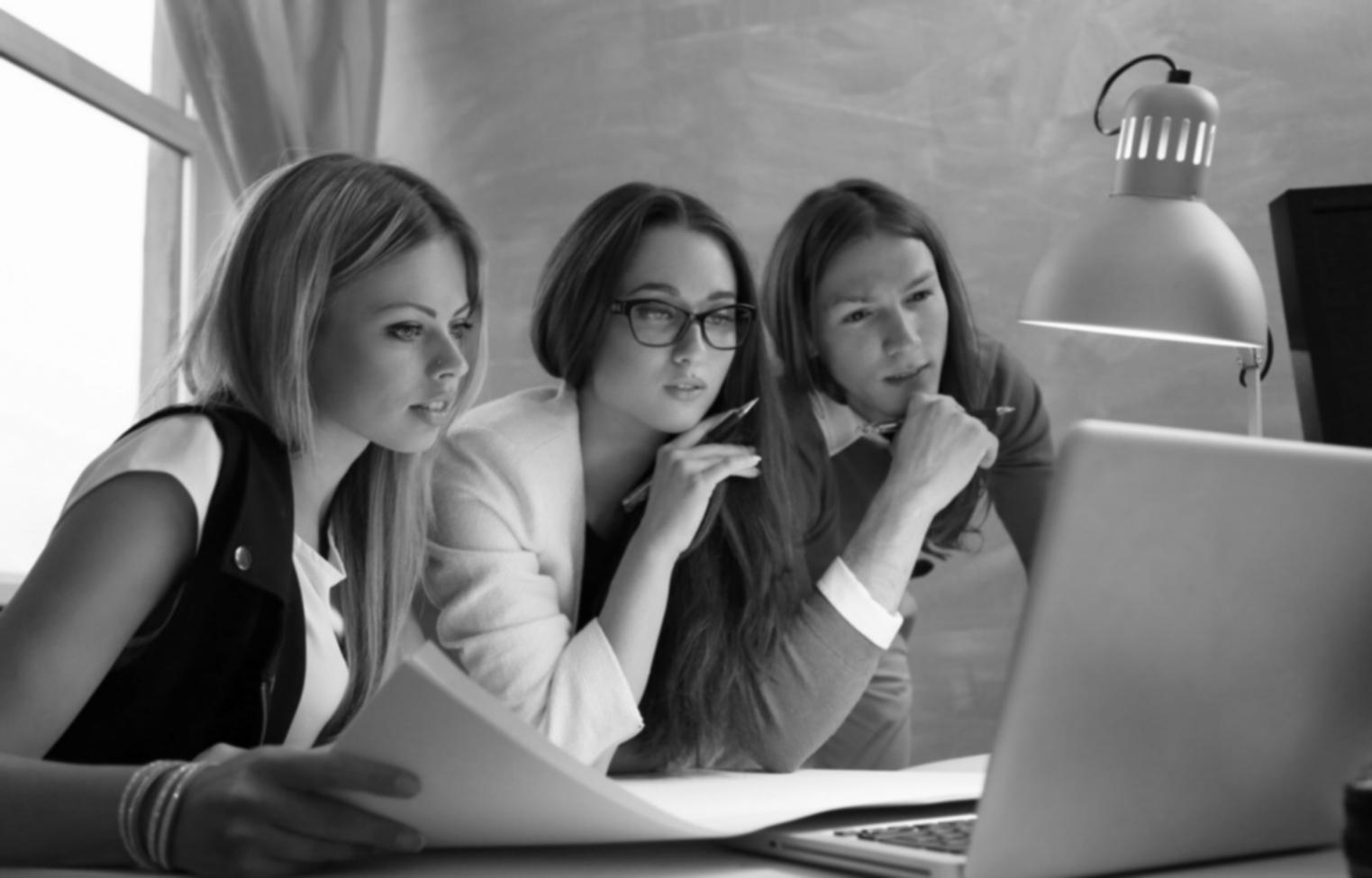 Moderne IT-Infrastruktur und Serverraum mit professioneller Backup-Ausrüstung